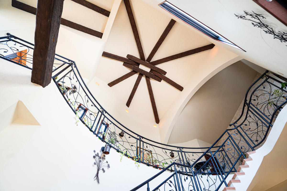  Chatan Town  5-Min Walk to the Beach Spanish Colonial Style Resort Villa - 5 Bedrooms + DEN - 312㎡ Floor Area Ideal for Residence, Second Home, or Hospitality Operation