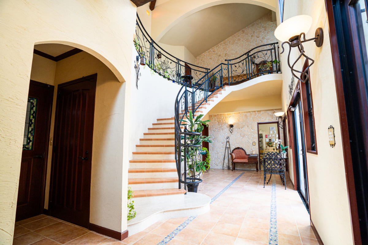  Chatan Town  5-Min Walk to the Beach Spanish Colonial Style Resort Villa - 5 Bedrooms + DEN - 312㎡ Floor Area Ideal for Residence, Second Home, or Hospitality Operation