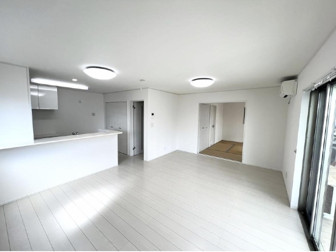 Spacious 4LDK Wooden House in Shiozaki, Itoman City: Parking for up to 5 cars, EV Charging Station, 5 Air Conditioners