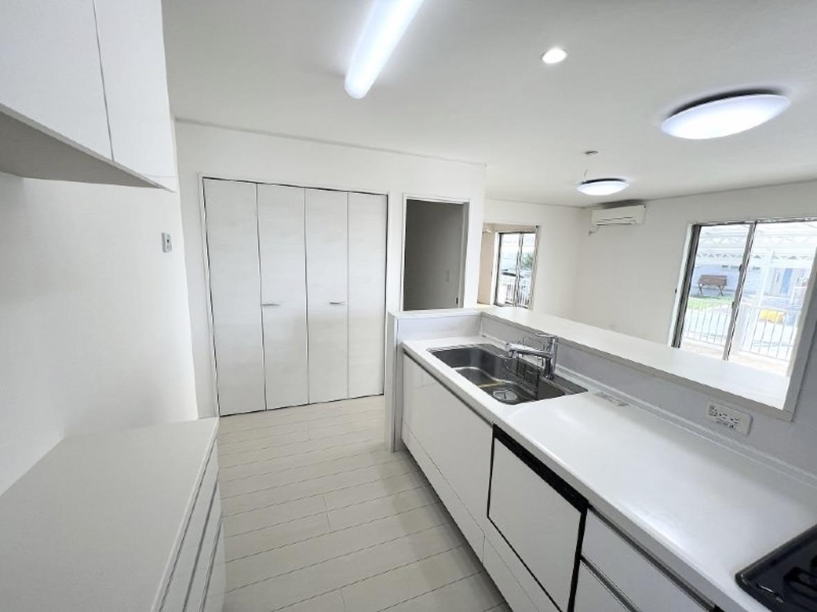 Spacious 4LDK Wooden House in Shiozaki, Itoman City: Parking for up to 5 cars, EV Charging Station, 5 Air Conditioners