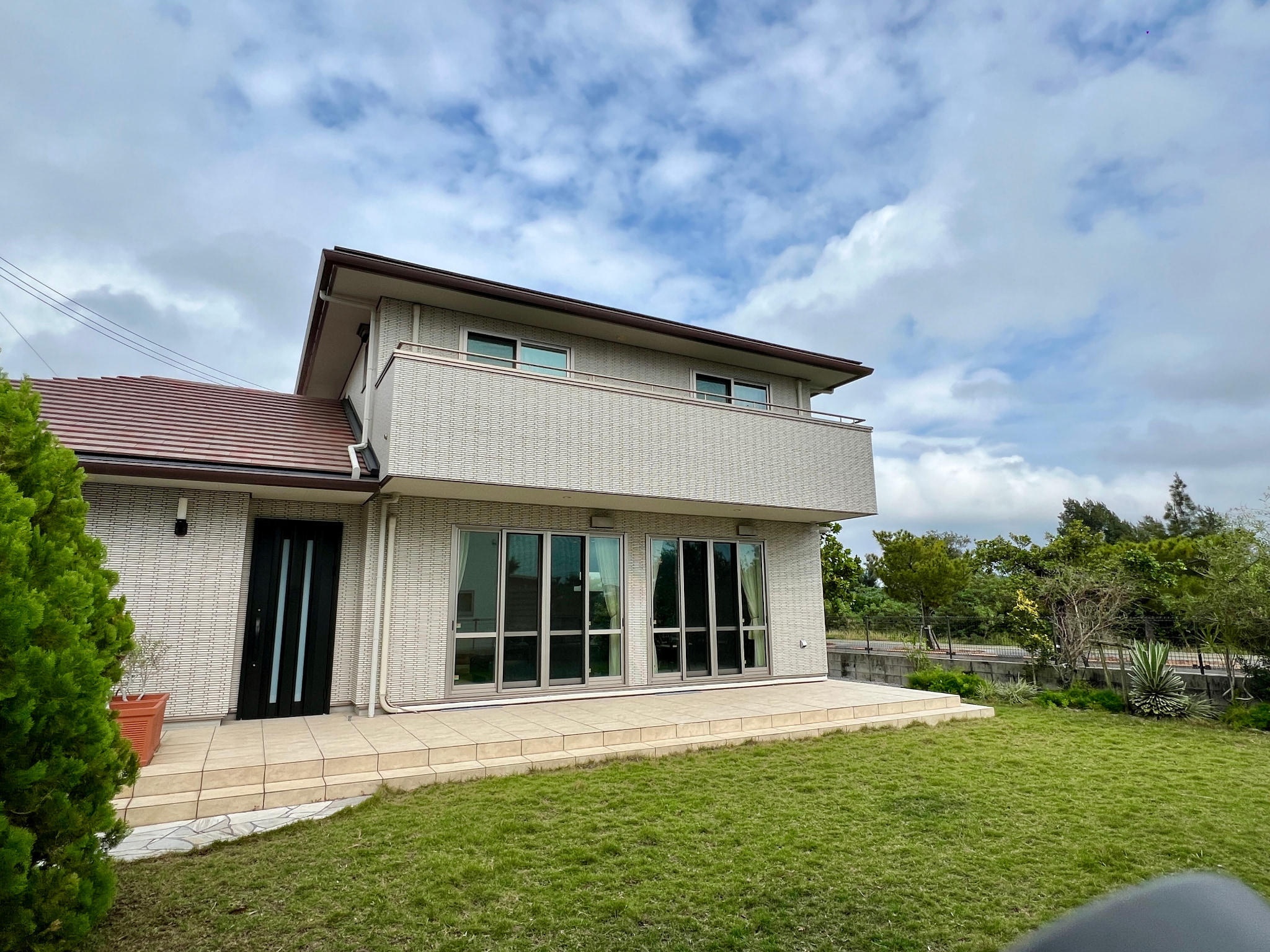 Luxury 4LDK House with Garage in Toyosaki, Tomigusuku City with Okinawa's unique resort feel and convenience