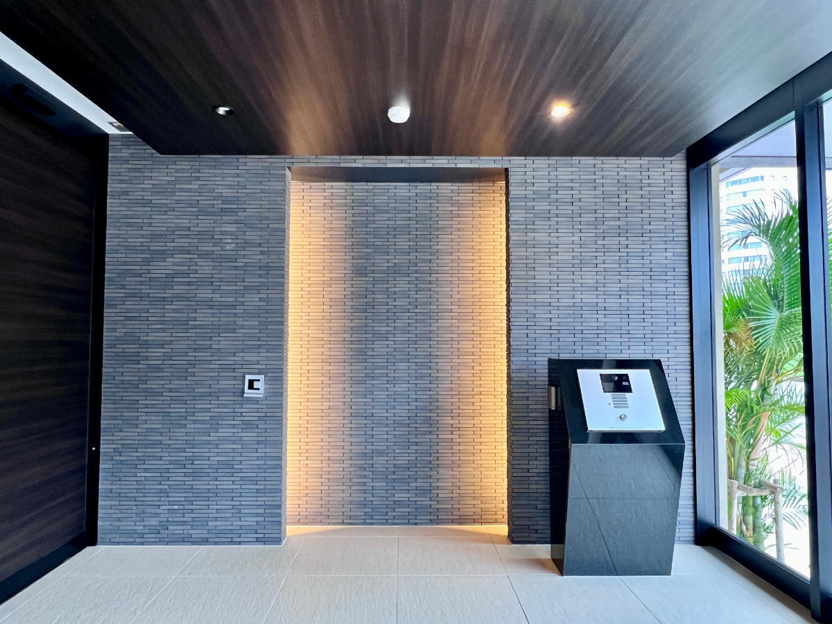 *SOLD Y's Central Park Omoromachi: Top Floor Corner Unit with Park View