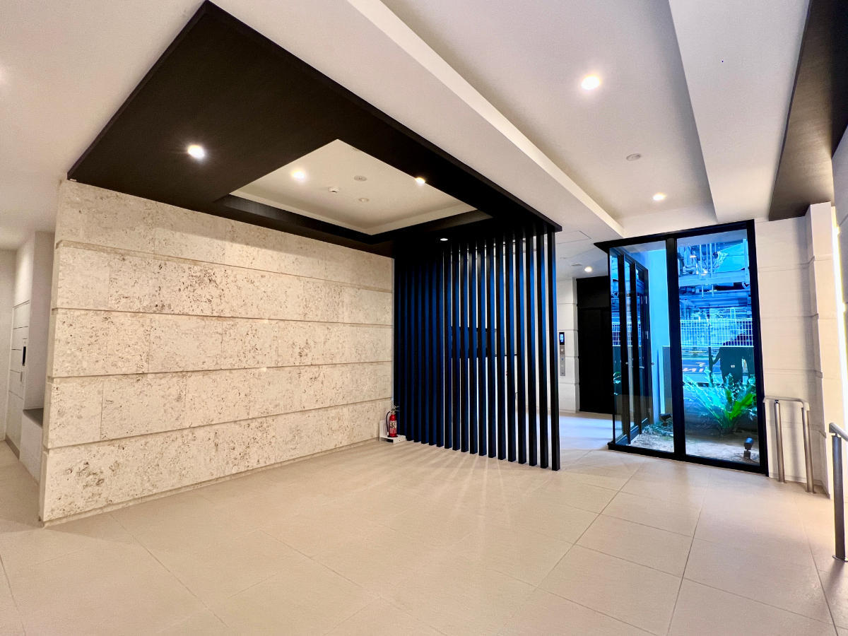 *SOLD Y's Central Park Omoromachi: Top Floor Corner Unit with Park View