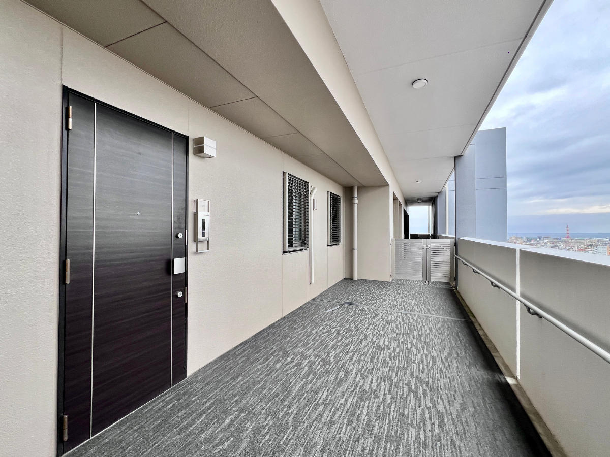 *SOLD Y's Central Park Omoromachi: Top Floor Corner Unit with Park View