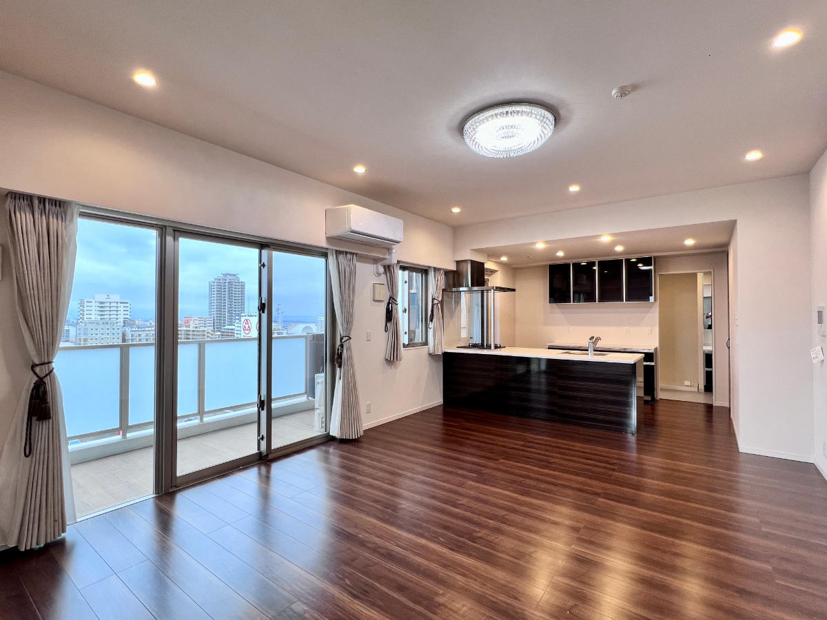 *SOLD Y's Central Park Omoromachi: Top Floor Corner Unit with Park View