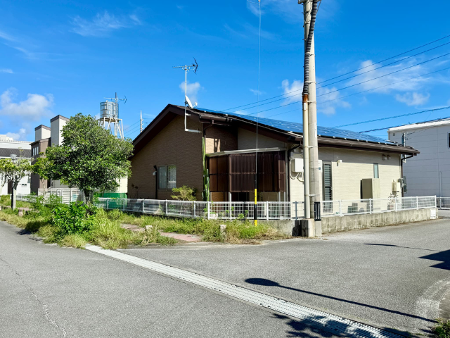 Single-Story 4-Bedroom Home in Shiozaki, Itoman -- Close to the Ocean