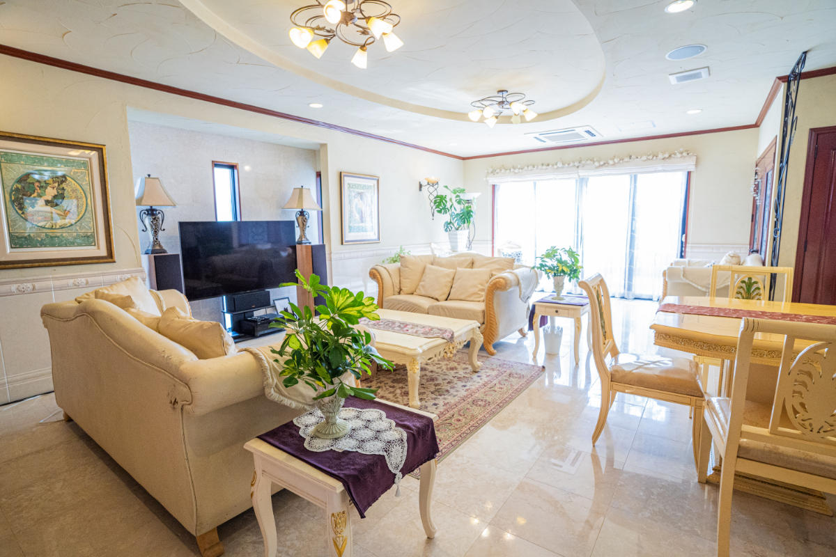  Chatan Town  5-Min Walk to the Beach Spanish Colonial Style Resort Villa - 5 Bedrooms + DEN - 312㎡ Floor Area Ideal for Residence, Second Home, or Hospitality Operation