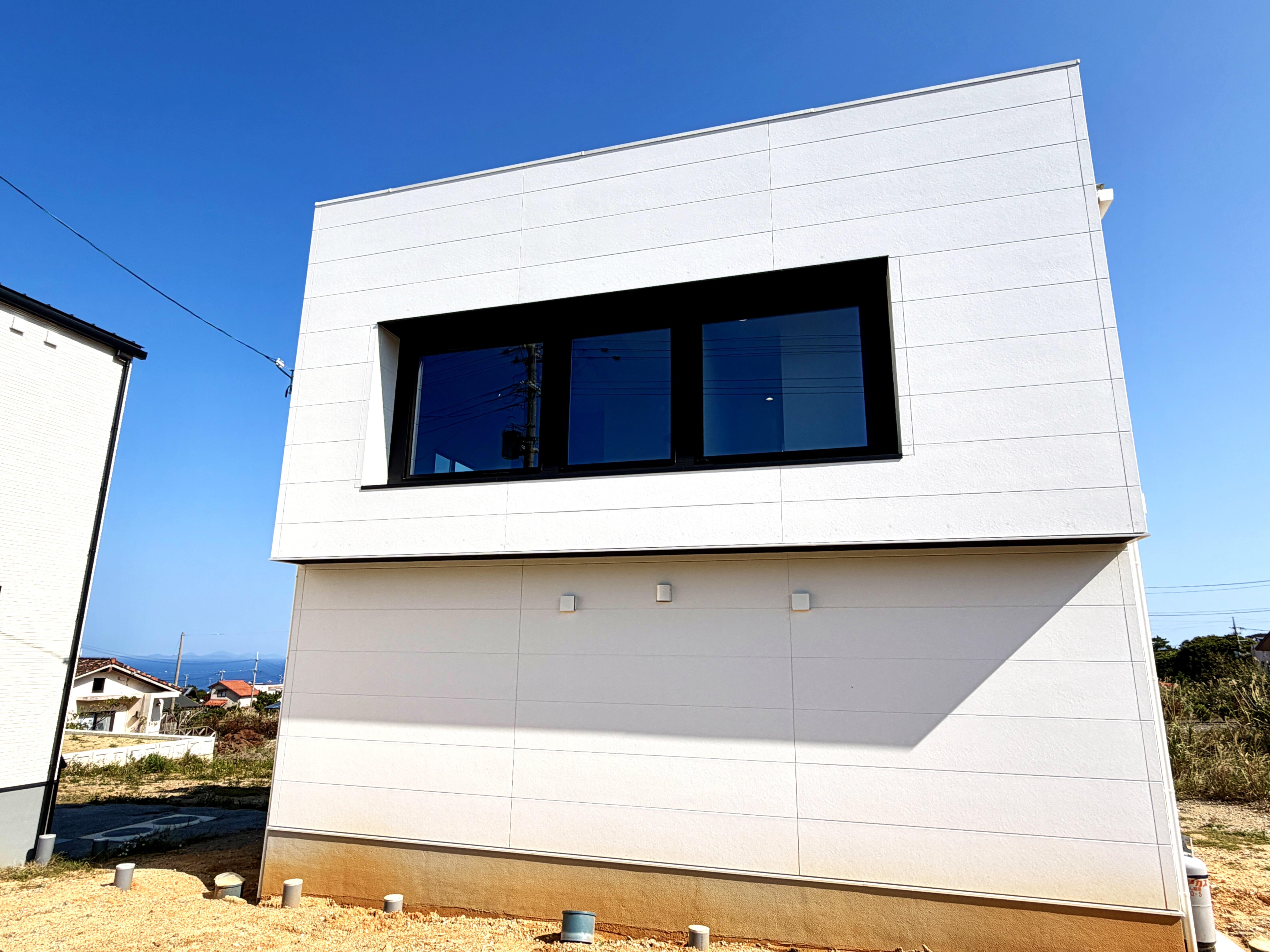 【戸建て】今帰仁村諸志　海を望むルーフバルコニー付き　デザイナーズハウス　３LDK＋屋上　2階建て