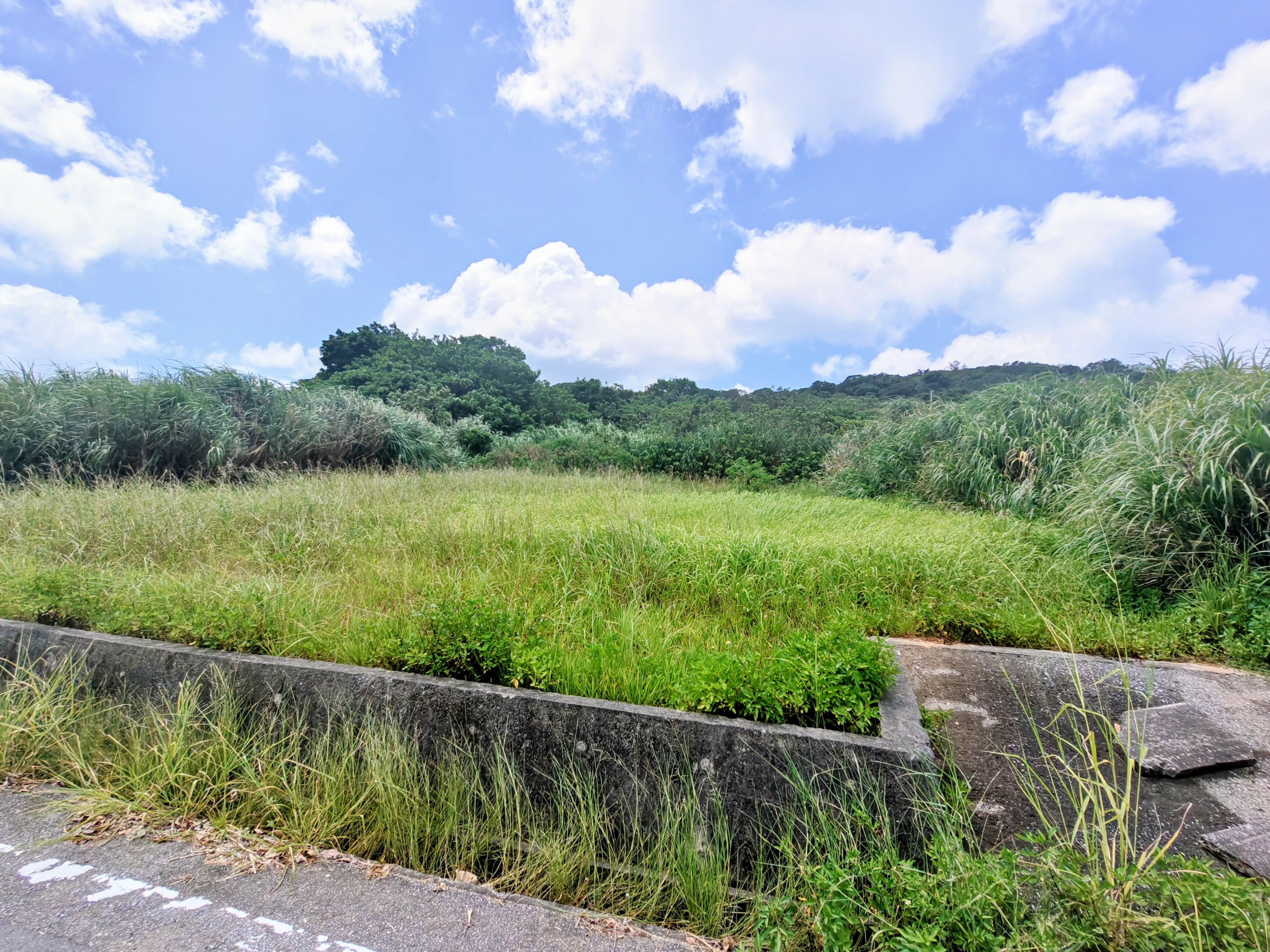 【瀬底島オーシャンフロント土地】目の前は恋人ビーチ・アンチ浜まで車で3分｜南東向き388㎡の希少なヴィラ用地