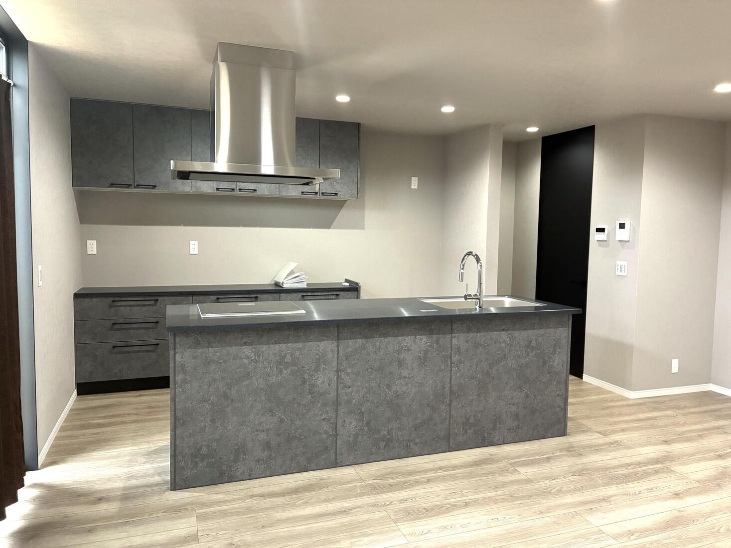 【戸建て】今帰仁村諸志　海を望むルーフバルコニー付き　デザイナーズハウス　３LDK＋屋上　2階建て