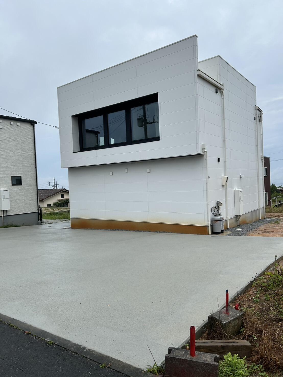 【新築戸建て】今帰仁村諸志　海を望むルーフバルコニー付き　デザイナーズハウス　３LDK＋屋上　2階建て