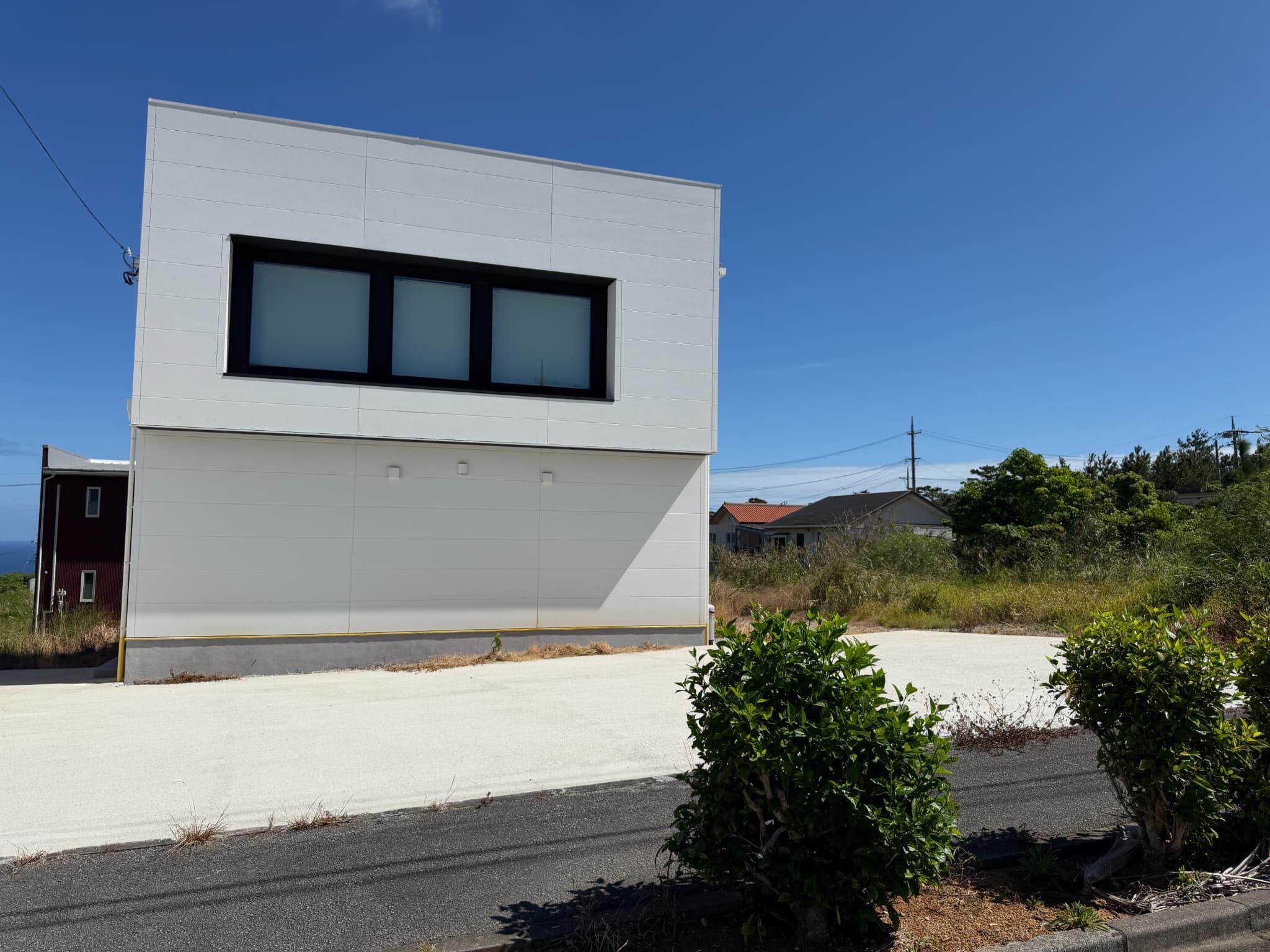 【価格改定　新築戸建て】今帰仁村諸志　海を望むルーフバルコニー付き　デザイナーズハウス　３LDK＋屋上　2階建て