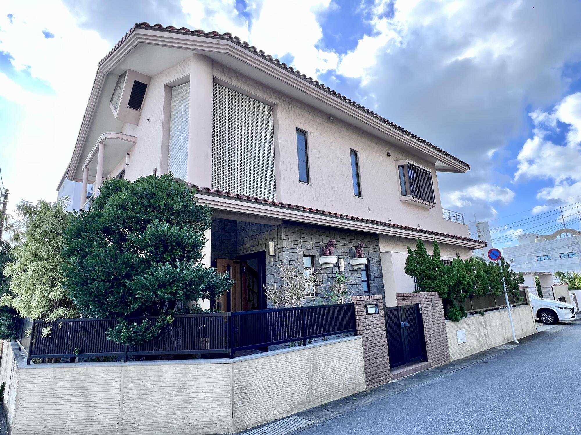 限定公開【戸建 】那覇泊　邸宅街エリア　大型レジデンス5LDK　91.48坪のゆとりある敷地×RC造×二世帯対応　